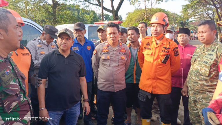 TPST Bantar gebang Longsor Timbun Truk Sampah,4 orang Meninggal